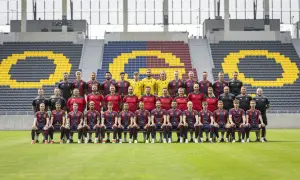 Drużyna Pogoń Szczecin dzisiaj pozuje do zdjęcia na tle stadionu.
