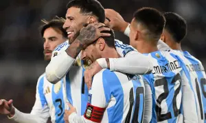 Piłkarze Argentyny świętują zwycięstwo. Messi i koledzy z drużyny, po meczu z Włochami, cieszą się z sukcesu.