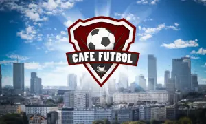 Logo "Cafe Futbol" z piłką i filiżanką kawy na tle miejskiej panoramy. Idealne miejsce na wspólne oglądanie meczów!