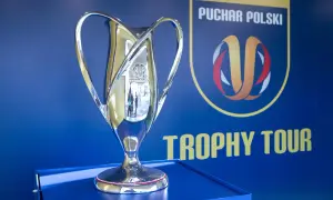 Błyszczący puchar Polski, symbol zwycięstwa, prezentowany podczas Trophy Tour.