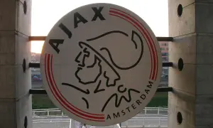 Herb Ajaxu, słynnego klubu piłkarskiego z Amsterdamu, dumnie wisi nad przejściem.