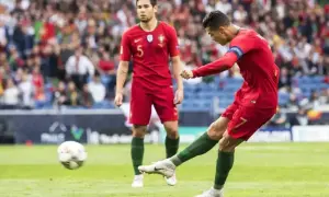 Piłkarz Portugalii Cristiano Ronaldo strzela gola w meczu przeciwko Szwajcarii.