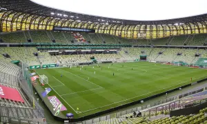 Polsat Plus Arena Gdańsk, z zielonymi trybunami, gotowa na mecz. Jej pojemność pozwala na przyjęcie tysięcy kibiców.