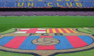 Herb FC Barcelony na murawie, gotowy na doping i przyśpiewki barcelony.