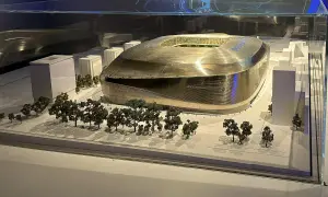 Model stadionu Realu Madryt, Santiago Bernabéu, z otaczającymi budynkami i drzewami.