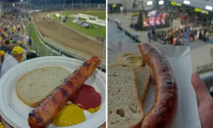 Kiełbasa z grilla i chleb na talerzu, w tle stadionowa atmosfera i trybuny pełne kibiców.