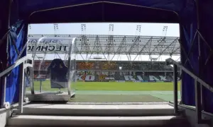 Widok z tunelu na murawę i trybuny stadionu miejskiego w Bielsku-Białej.