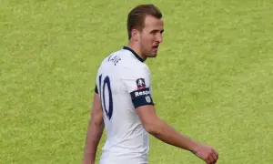 Piłkarz Harry Kane w białej koszulce z numerem 10. Zastanawiasz się, ile lat ma Harry Kane?