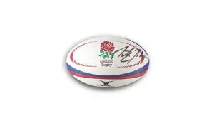 Piłka do rugby z różą angielską i podpisem, symbol reprezentacji Anglii w ligach angielskich.