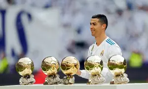Cristiano Ronaldo z pięcioma Złotymi Piłkami, w tym jako najmłodszy zdobywca tej nagrody.