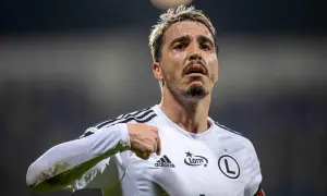 Josue z Legii Warszawa, spocony po meczu, pokazuje zaciętość.