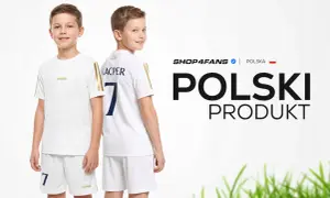 Dwóch chłopców w białych strojach piłkarskich z elementami w barwach Realu Madryt. Jeden z nich ma na plecach napis "KACPER" i numer "7".