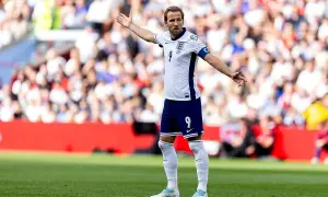 Harry Kane w koszulce z numerem 9, symbolizuje dumę z gry dla Anglii, która mierzy się z Polską.