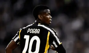 Piłkarz Paul Pogba w czarno-złotej koszulce z numerem 10, gotowy do gry.