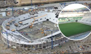 Budowa stadionu Tarczyński Arena. Widok z lotu ptaka na postęp prac budowlanych i gotową murawę.