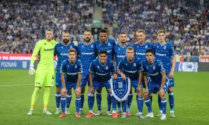 Drużyna Lecha Poznań dzisiaj na murawie, gotowa do walki.
