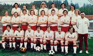 Reprezentacja Polski 1974 skład: piłkarze w białych koszulkach z orłem i czerwonych spodenkach pozują do zdjęcia przed bramką.