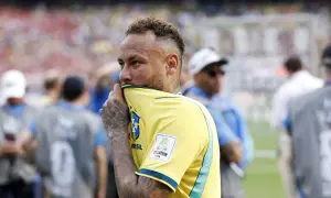 Neymar w żółtej koszulce Brazylii, zamyślony, jakby czuł, że to koniec kariery.