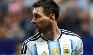 Portret Lionela Messiego w koszulce Argentyny. Widać jego profil, pot na czole i zarost. Bez względu na wiek, wciąż zachwyca.
