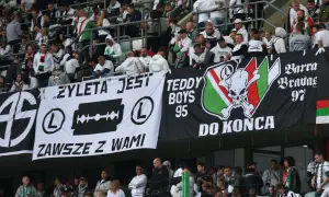 Fani Legii Warszawa, w tym grupa "Barra Bravas 97", z transparentami "Żyleta jest zawsze z wami" i "Teddy Boys 95".