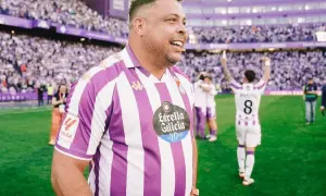 Ronaldo w koszulce Real Valladolid świętuje na boisku. Tłumy kibiców na trybunach.