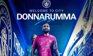 Gianluigi Donnarumma wita w Manchesterze City. Bramkarz w różowej koszulce z logo klubu.