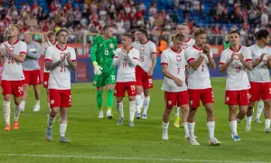 Piłkarze reprezentacji Polski w biało-czerwonych strojach, z orzełkiem na piersi, dziękują kibicom. Czy to zapowiedź, że zostaną mistrzem Polski?