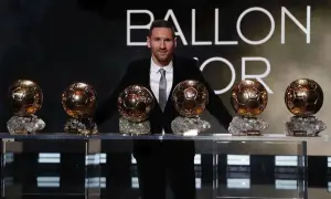 Lionel Messi stoi z siedmioma Złotymi Piłkami na tle napisu "BALLON D'OR".