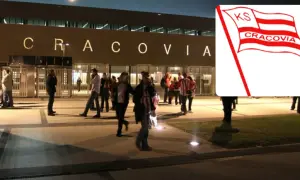Fani przed stadionem Cracovii, najstarszego klubu piłkarskiego w Polsce.