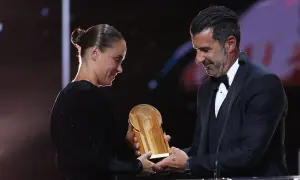 Piłkarz wręcza złota piłka kobiet.