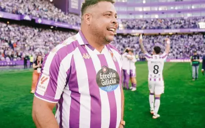 Ronaldo w koszulce Real Valladolid świętuje na boisku. Tłumy kibiców na trybunach.