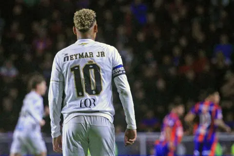 Neymar Jr, numer 10, gra jako napastnik. Jego charakterystyczna fryzura i opaska na ramieniu wskazują na jego pozycję na boisku.
