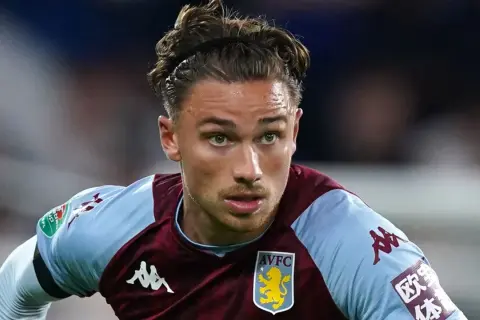 Zarobki Matty Cash: Ile naprawdę zarabia piłkarz Aston Villa?