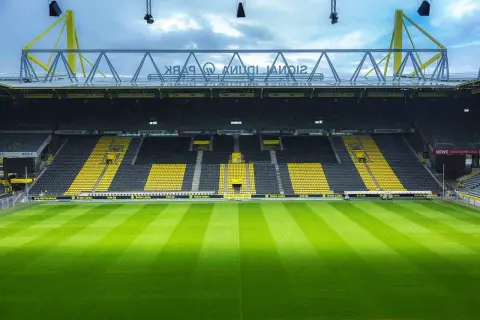Pusta trybuna stadionu Signal Iduna Park, gdzie mieści się 81 365 kibiców.