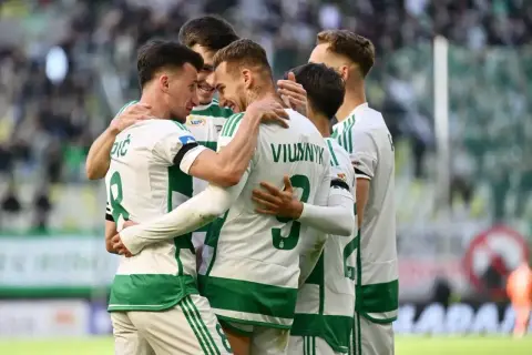 Piłkarze z Gdańska świętują bramkę. Radość i przytulanie na boisku po udanej akcji.