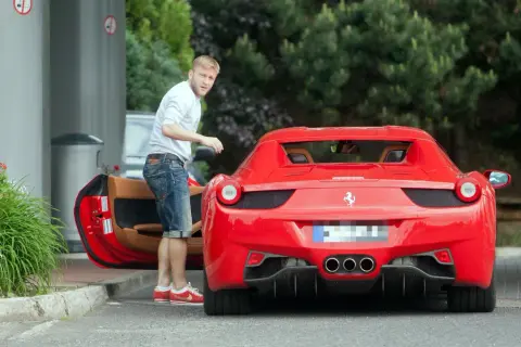 Błaszczykowski wzrost w czerwonym Ferrari. Piłkarz wysiada z luksusowego auta.