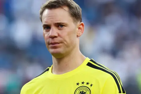 Manuel Neuer, bramkarz w żółtej koszulce z czarnymi pasami, gotowy do gry.