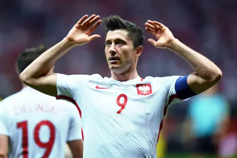 Ile zarabia piłkarz w 1 lidze polskiej? Zaskakujące fakty o wynagrodzeniach