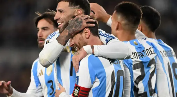 Piłkarze Argentyny świętują zwycięstwo. Messi i koledzy z drużyny, po meczu z Włochami, cieszą się z sukcesu.