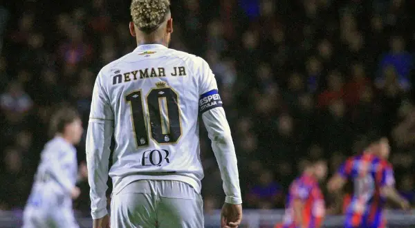 Neymar Jr, numer 10, gra jako napastnik. Jego charakterystyczna fryzura i opaska na ramieniu wskazują na jego pozycję na boisku.
