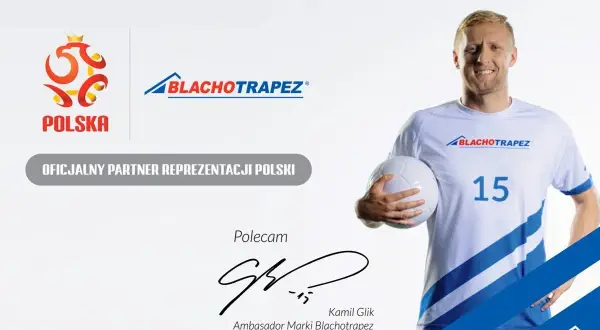 Kamil Glik, ambasador marki Blachotrapez, prezentuje piłkę. Blachotrapez to oficjalny partner reprezentacji Polski.