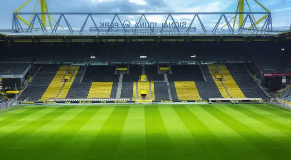 Pusta trybuna stadionu Signal Iduna Park, gdzie mieści się 81 365 kibiców.