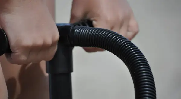 Jak napompować piłkę gimnastyczną bez błędów i frustracji