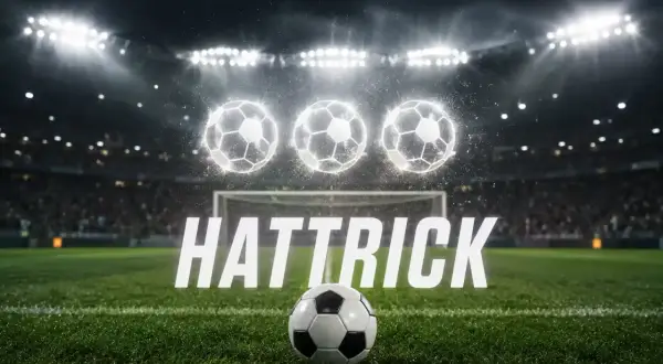 Piłkarski stadion nocą, trzy świecące piłki nad bramką i napis "HAT TRICK".