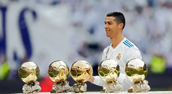 Cristiano Ronaldo z pięcioma Złotymi Piłkami, w tym jako najmłodszy zdobywca tej nagrody.