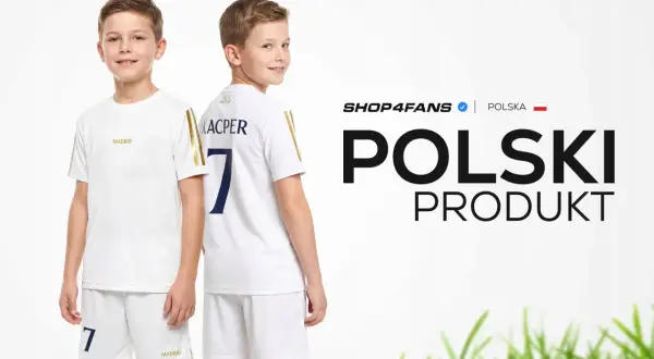 Dwóch chłopców w białych strojach piłkarskich z elementami w barwach Realu Madryt. Jeden z nich ma na plecach napis "KACPER" i numer "7".