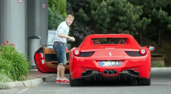 Błaszczykowski wzrost w czerwonym Ferrari. Piłkarz wysiada z luksusowego auta.