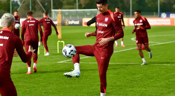 Piłkarz Robert Lewandowski ćwiczy drybling, pokazując, jaki jest najpopularniejszy sport na świecie.