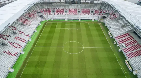 Stadion ŁKS z lotu ptaka, zielona murawa i puste trybuny. Jego pojemność pozwala na przyjęcie tysięcy kibiców.