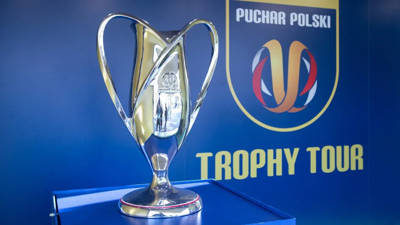 Błyszczący puchar Polski, symbol zwycięstwa, prezentowany podczas Trophy Tour.
